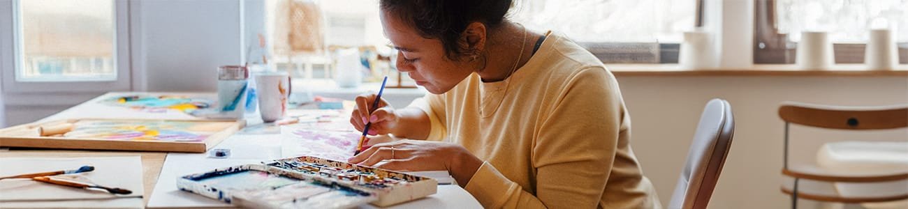Art_Therapy_Header Woman painting